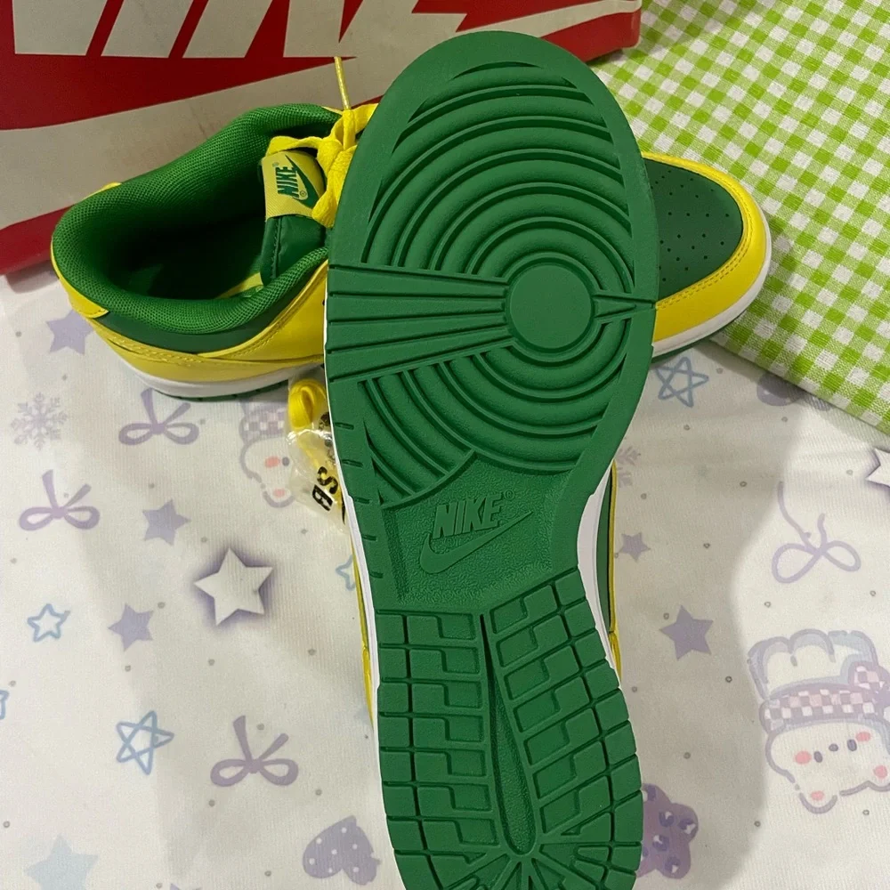 Nike Low-Top Sneakers in Yellow & Green